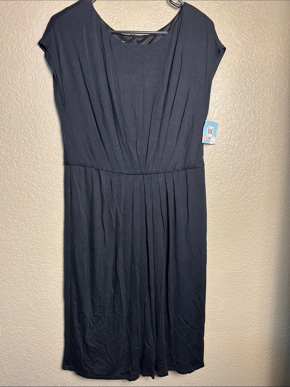 Suzi Chin for Maggy Boutique Black Cap-Sleeve Pleated Dress